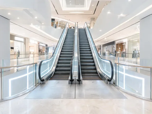 Retail escalator with integrated LED balustrade